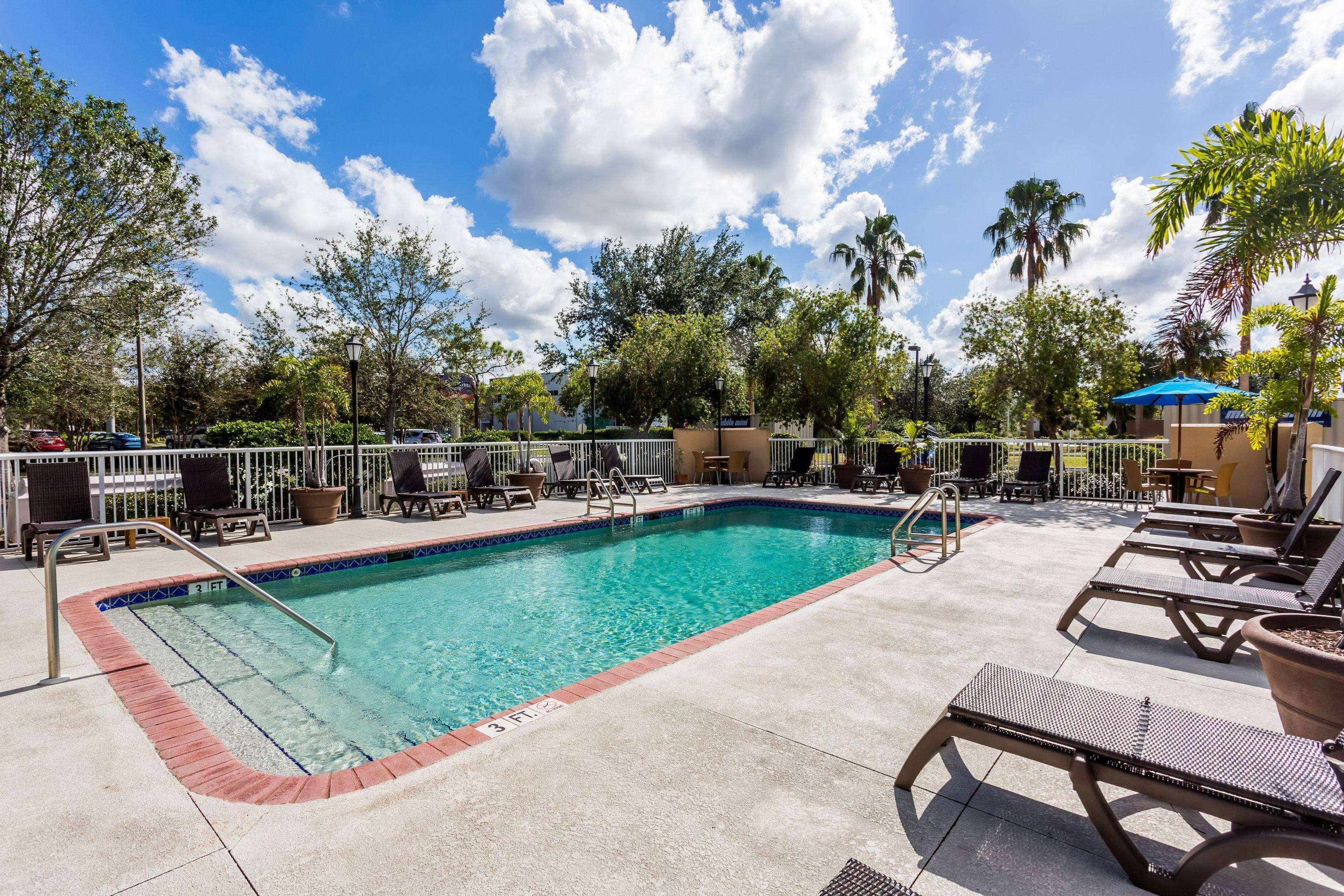 Baymont By Wyndham Fort Myers Airport Экстерьер фото