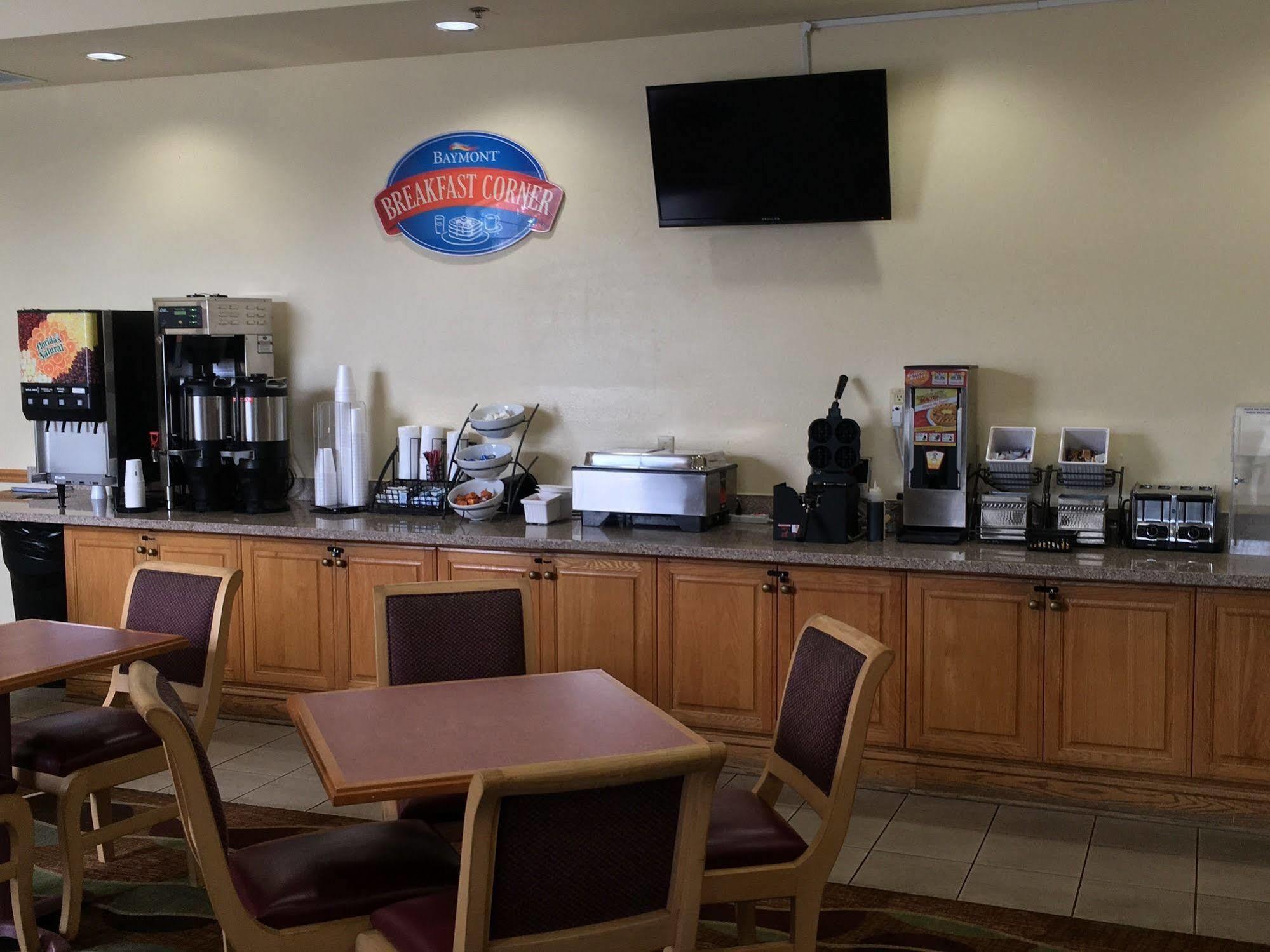 Baymont By Wyndham Fort Myers Airport Экстерьер фото